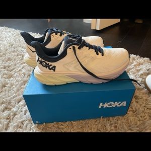 Brand New Hoka Women’s Arahi 5